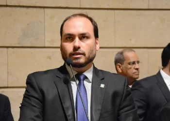 Carlos Bolsonaro renuncia ao cargo de vereador no Rio