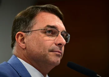 Flávio Bolsonaro aciona TCU para investigar suposto favorecimento a Lulinha no INSS