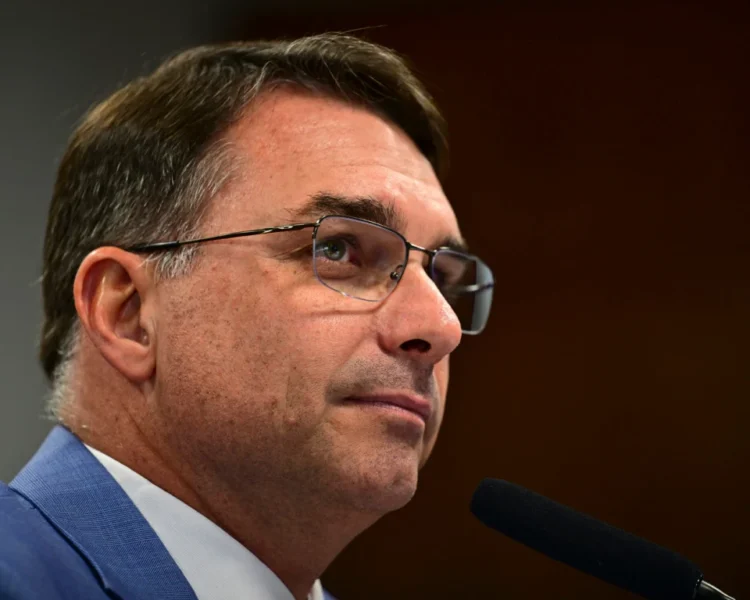 Flávio Bolsonaro aciona TCU para investigar suposto favorecimento a Lulinha no INSS