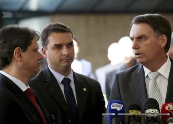 Flávio supera Tarcísio e é preferido para substituir Bolsonaro contra Lula