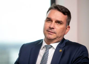 Flávio Bolsonaro critica gestões do PT na Bahia: “O que melhorou na sua vida?”