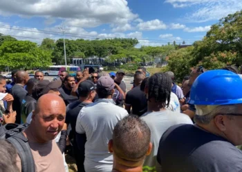 CV MATOU TRÊS! Trabalhadores de internet protestam na porta do gabinete de Jerônimo