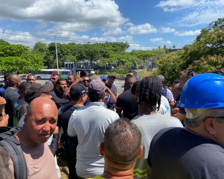 CV MATOU TRÊS! Trabalhadores de internet protestam na porta do gabinete de Jerônimo