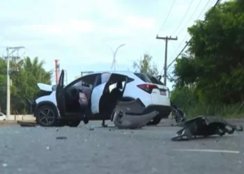 Mulher de 32 anos morre após carro bater em dois postes no bairro de Itapuã