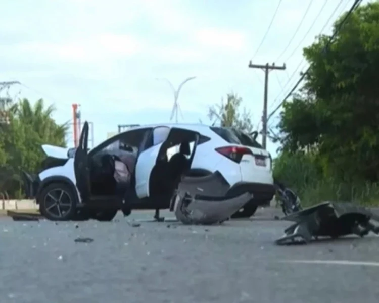 Mulher de 32 anos morre após carro bater em dois postes no bairro de Itapuã