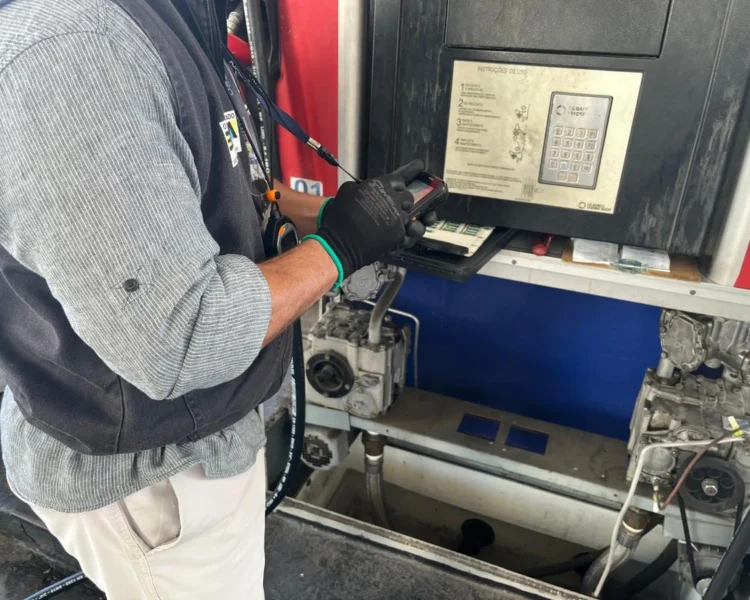 Irregularidades na venda de combustível levam à interdição de bombas em postos de Salvador e RMS