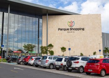Motocicleta é roubada por suspeito armado dentro de estacionamento do Parque Shopping, em Lauro de Freitas