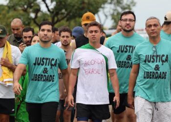 Caminhada pela Justiça e Liberdade liderada por Nikolas tem adesão de diversos deputados