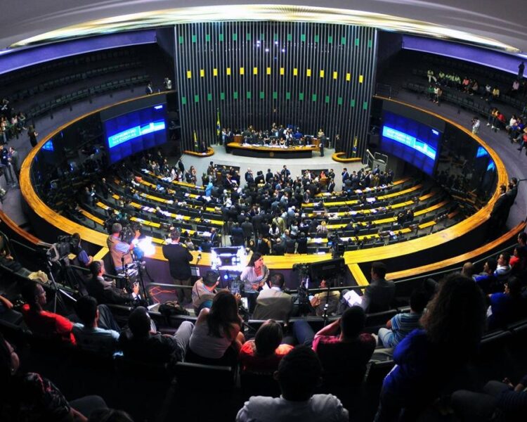 Câmara dos Deputados abre concurso com 140 vagas e salário inicial de até R$ 30 mil