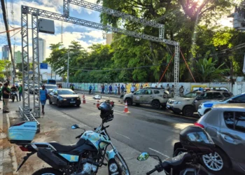Motociclista morre ao cair de moto e ser atropelado por ônibus da Ufba em Salvador