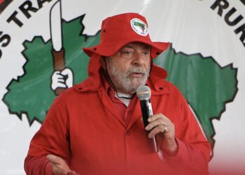 Governo Lula pagou R$ 250 mil para escola de samba exaltar MST