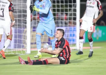 Kayzer desperdiça pênalti e Vitória perde para o Flamengo no Barradão