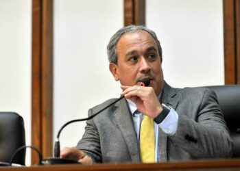 Deputado Vitor Azevedo tentou dar medalha de alta honraria para Augusto Lima