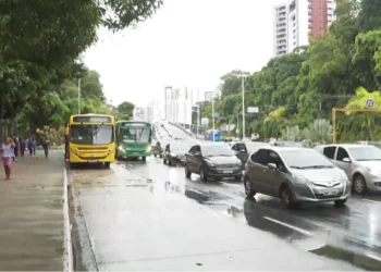 Tiros, reféns e mortes: ônibus param de circular após noite de violência na Santa Cruz