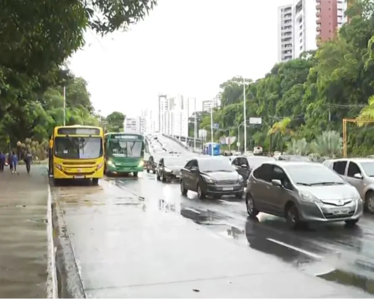 Tiros, reféns e mortes: ônibus param de circular após noite de violência na Santa Cruz