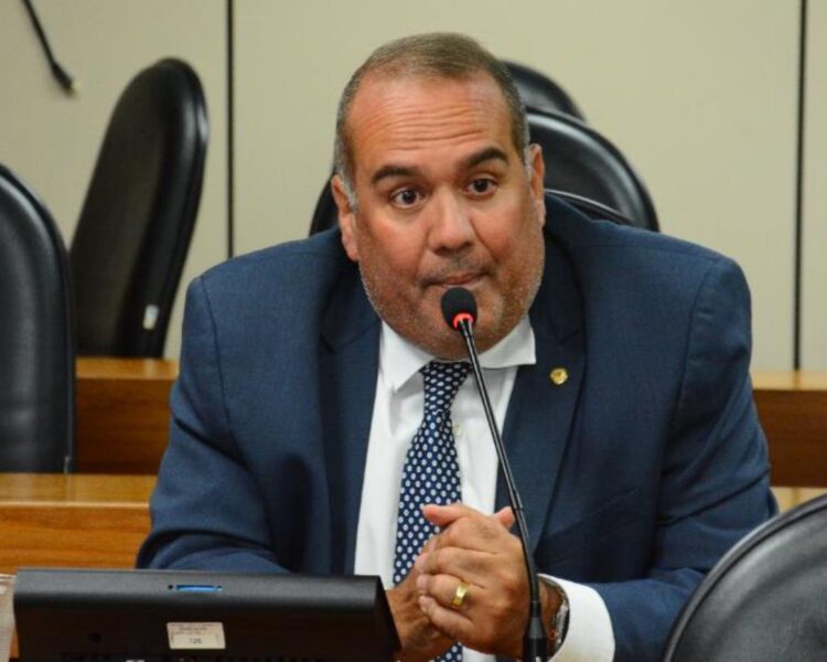 ‘Não zerou a fila da regulação e ainda deu calote nos médicos’, diz Sandro Régis