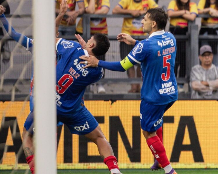 Bahia vence Bragantino de virada e chega a 10 jogos de invencibilidade no Brasileirão