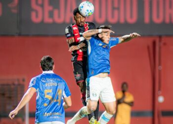 Vitória encerra sequência de derrotas, vence o Grêmio e se afasta da zona de rebaixamento