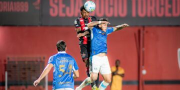 Vitória encerra sequência de derrotas, vence o Grêmio e se afasta da zona de rebaixamento
