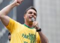 Flávio Bolsonaro dispara e ultrapassa os 53% dos votos válidos, aponta pesquisa